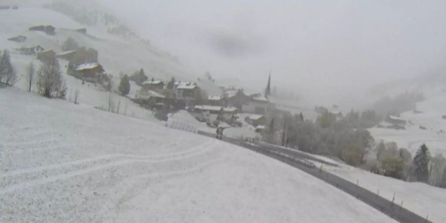 Die Webcam in St. Antönien GR zeigt das verschneite Dorf.