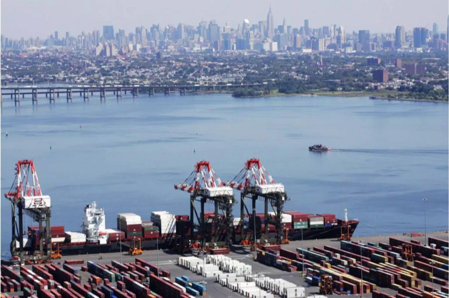 Ein Hafen vor New York City.