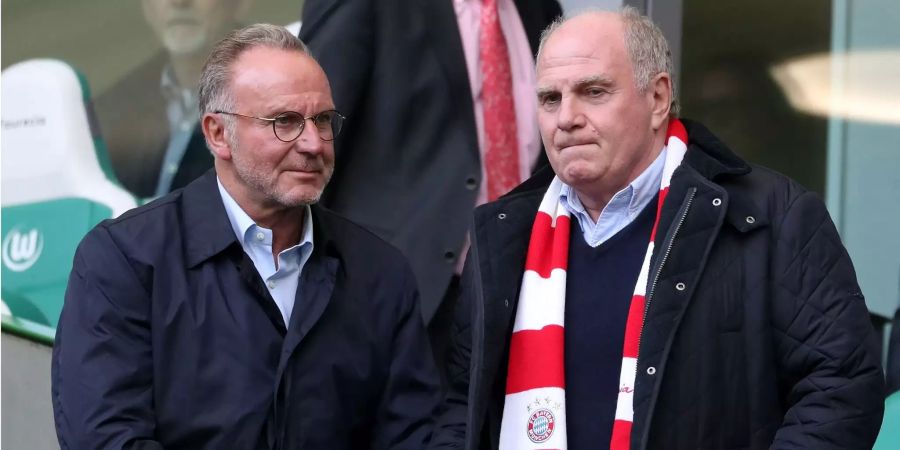 Karl-Heinz Rummenigge und Uli Hoeness schauen sich von der Tribüne aus das Spiel zwischen Wolfsburg und Bayern München an.