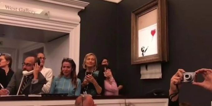Das Videostandbild, das auf dem Instagram Account des Künstlers Banksy veröffentlicht wurde, zeigt das Werk «Girl with Balloon» von Banksy, welches kurz nach seiner Versteigerung beim Londoner Auktionshaus Sotheby's geschreddert wird. Das Videostandbild, das auf dem Instagram Account des Künstlers Banksy veröffentlicht wurde, zeigt das Werk «Girl with Balloon» von Banksy, welches kurz nach seiner Versteigerung beim Londoner Auktionshaus Sotheby's geschreddert wird.