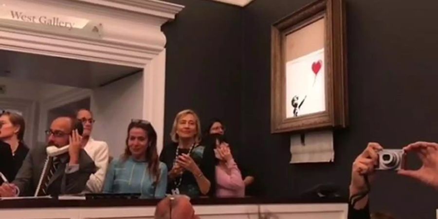 Das Videostandbild, das auf dem Instagram Account des Künstlers Banksy veröffentlicht wurde, zeigt das Werk «Girl with Balloon» von Banksy, welches kurz nach seiner Versteigerung beim Londoner Auktionshaus Sotheby's geschreddert wird.