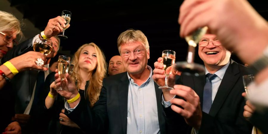 AfD-Chef Jörg Meuthen (m.), seine Frau Natalie (l.) und and AfD-Bundesvorsitzender Klaus Herrmann (r.) feiern nach den Landtagswahlen in Hessen in Wiesbaden.