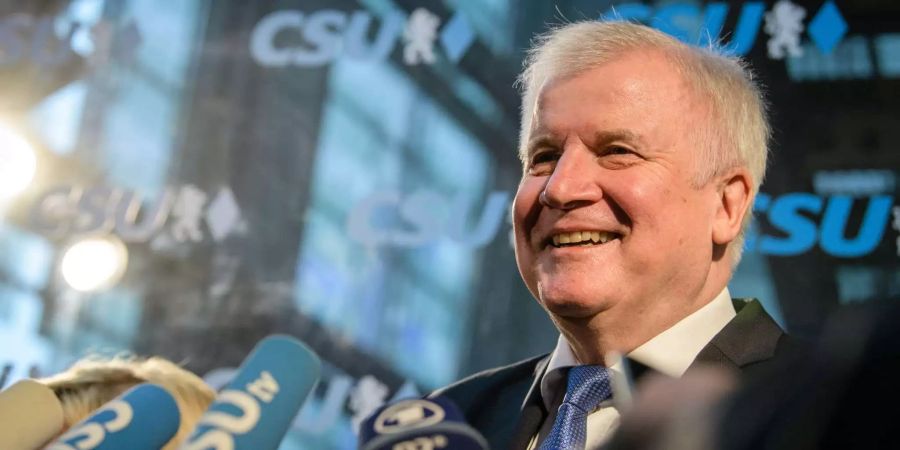 Horst Seehofer (CSU), Bundesinnenminister, gibt vor Beginn einer CSU-Vorstandssitzung in der CSU-Parteizentrale ein Interview.