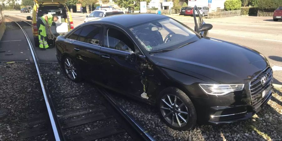 Das Auto liegt nach dem Unfall in Bottmingen BL im Schotterbeet.