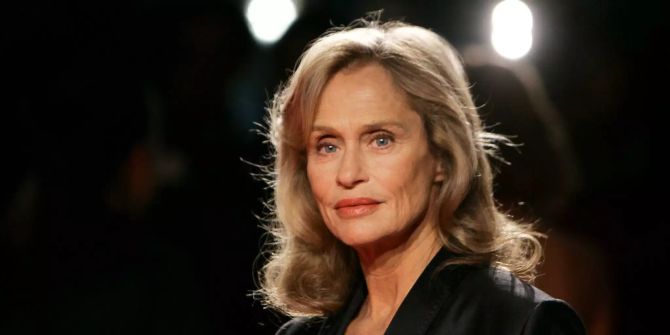 Lauren Hutton an einer Ausstellung.