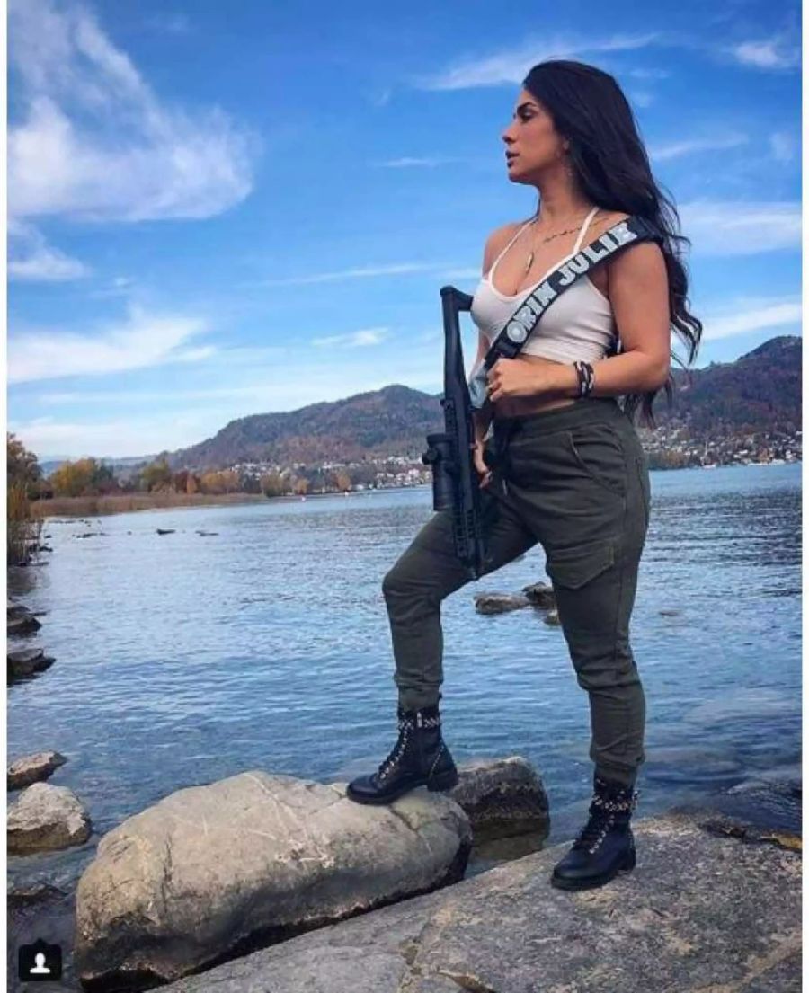 Instagram-Star Julie Orin posiert vor dem Thunersee.