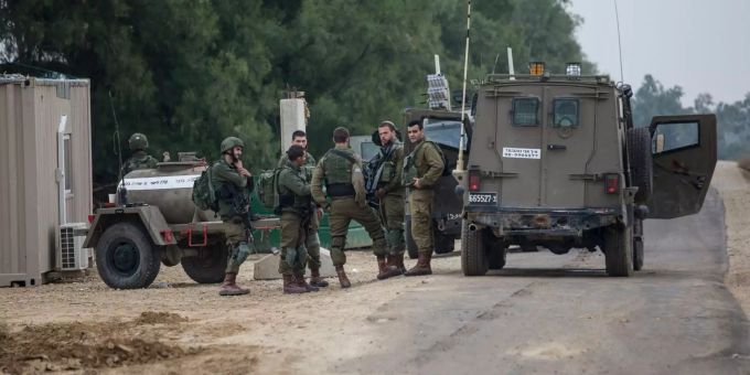Israelische Soldaten stehen in der Nähe der südlichen Grenze zum Gazastreifen. Israelische Soldaten stehen in der Nähe der südlichen Grenze zum Gazastreifen.