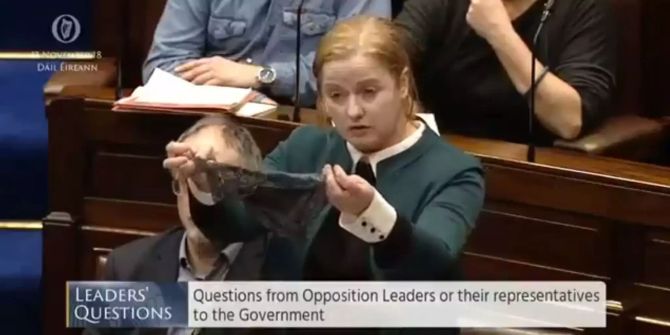 Das Standbild aus der Live-Übertragung von Oireachtas.ie zeigt die irische Abgeordnete Ruth Coppinger, die in einer Sitzung des irischen Parlaments einen String-Tanga hält.