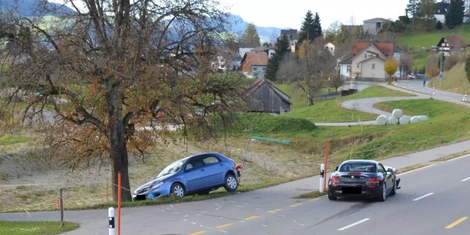 Unfallfahrzeuge bei Teufen Unfallfahrzeuge auf der Strasse