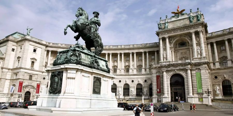 Ein Reiterstandbild des Prinzen Eugen von Savoyen steht auf dem Heldenplatz vor der Neuen Hofburg.