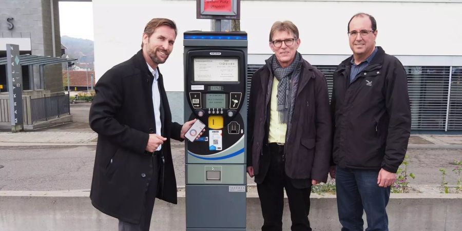 Menschen vor Parkautomat