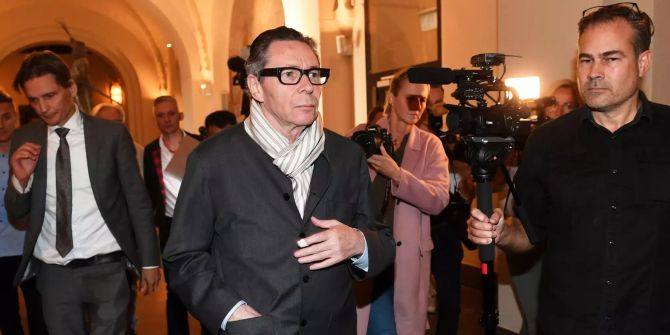 Jean-Claude Arnault (m.), Auslöser für den Konflikt in der Schwedischen Akademie, kommt am Bezirksgericht in Stockholm an.