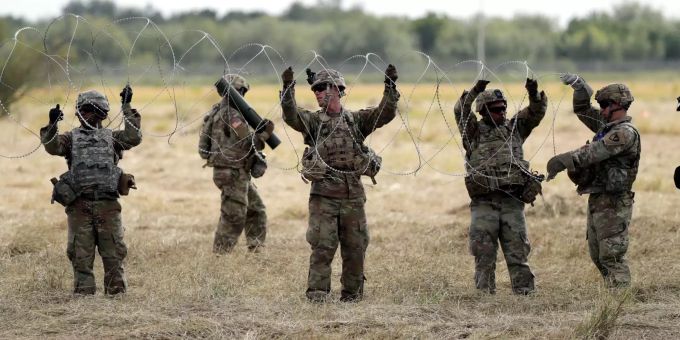 Mitglieder des US-Militärs bringen Stacheldraht entlang der amerikanisch-mexikanischen Grenze an. Mitglieder des US-Militärs bringen Stacheldraht entlang der amerikanisch-mexikanischen Grenze an.