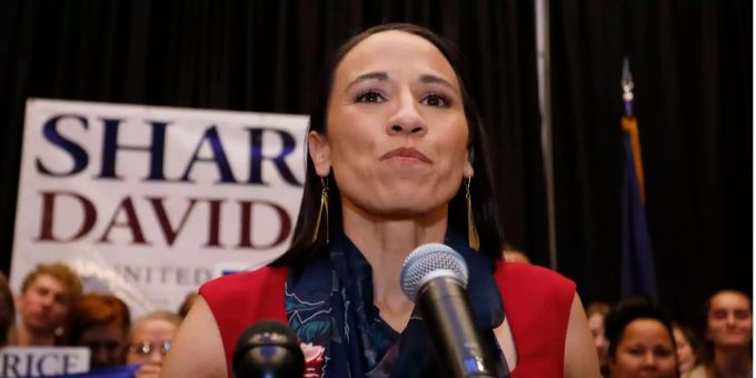 Anwältin, Sportlerin, Demokratin und erste indigene Abgeordnete der USA: Sharice Davids. Anwältin, Sportlerin, Demokratin und erste indigene Abgeordnete der USA: Sharice Davids.
