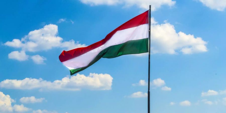 Die Flagge Ungarns weht im Wind.