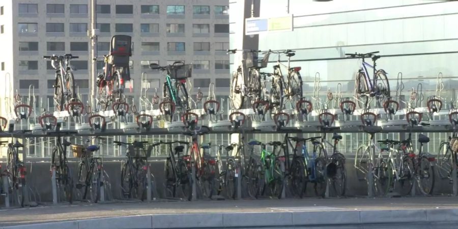 Immer mehr Menschen schlossen sich der Tour an, was zu Staus und blockierten Strassen führte. (Symbolbild)