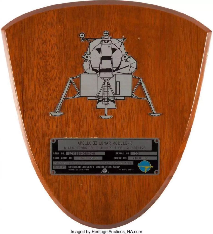 Schild von Neil von der Mondlandefähre der Raumfahrtmission Apollo 11.