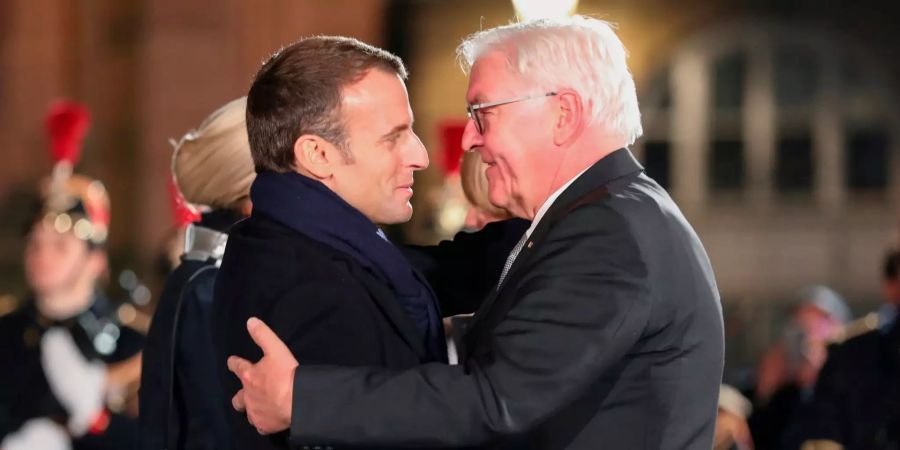 Der französische Präsident Emmanuel Macron (l) und Bundespräsident Frank-Walter Steinmeier (r) begrüssen sich vor einem Konzert für den Frieden in Europa vor dem Strassburger Münster.