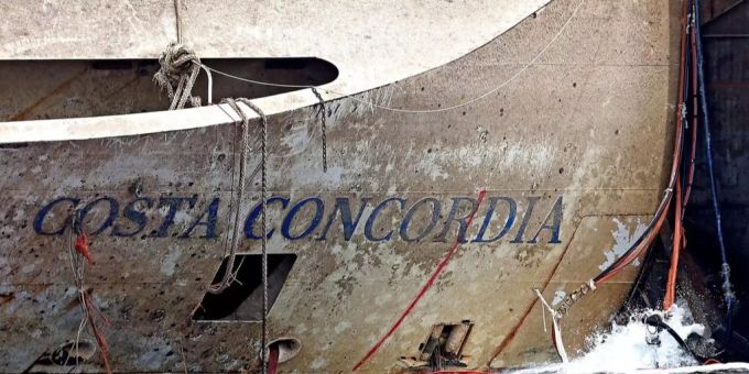 Mit der drahtlosen Sensortechnologie könnte man Chaos auf Schiffen, wie beim Untergang der Costa Concordia, verhindern. Das Kreuzfahrtschiff Costa Concordia