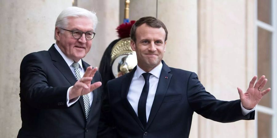 Der deutsche Bundespräsident Frank-Walter Steinmeier (l) wird vor dem Elysee-Palast vom französischen Präsidenten Emmanuel Macron mit militärischen Ehren begrüsst.