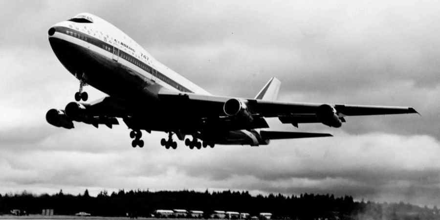 Eine Boeing 747 startet im Januar 1970 für einen Testflug von Seattle aus.