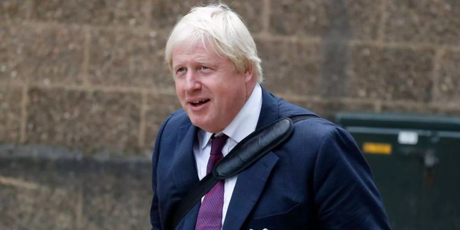 Der Tories-Politiker Boris Johnson läuft durch die Stadt London.