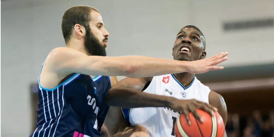 Fribourg Olympics Spieler Babacar Toure (rechts) behauptet gegen einen Spieler aus Holland den Ball in der Basketball Champions League.