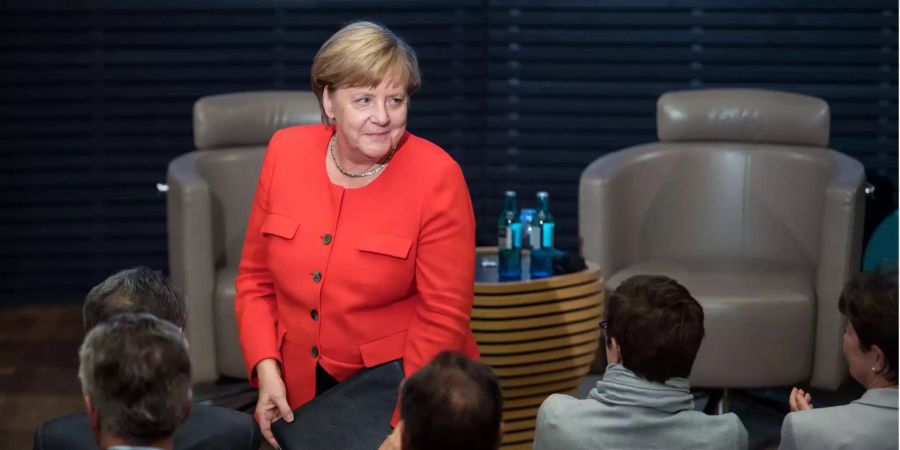 Bundeskanzlerin Angela Merkel nimmt nach einer Rede den Beifall entgegen.