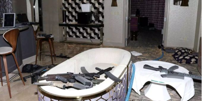 In dem von Stephen Paddock gemieteten Zimmer liegen überall Waffen, auf dem Boden auf Tisch und Stühlen, in der Badewanne. In dem von Stephen Paddock gemieteten Zimmer liegen überall Waffen, auf dem Boden auf Tisch und Stühlen, in der Badewanne.