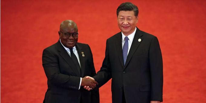 Xi Jinping (r), Präsident von China, schüttelt die Hand von Nana Akufo-Addo, Präsident von Ghana, beim Gipfel zur Kooperation zwischen China und Afrika (FOCAC). Xi Jinping (r), Präsident von China, schüttelt die Hand von Nana Akufo-Addo, Präsident von Ghana, beim Gipfel zur Kooperation zwischen China und Afrika (FOCAC).