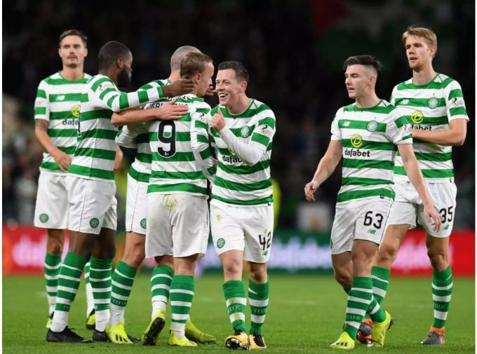 Spieler von Celtic Glasgow beglückwünschen einander zum Sieg über die Glasgow Rangers.