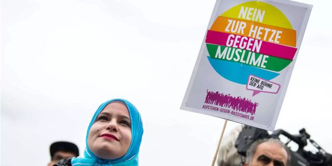 Das Plakat einer Muslimin, die gegen die deutsche AfD demonstriert. Das Plakat einer Muslimin, die gegen die deutsche AfD demonstriert.