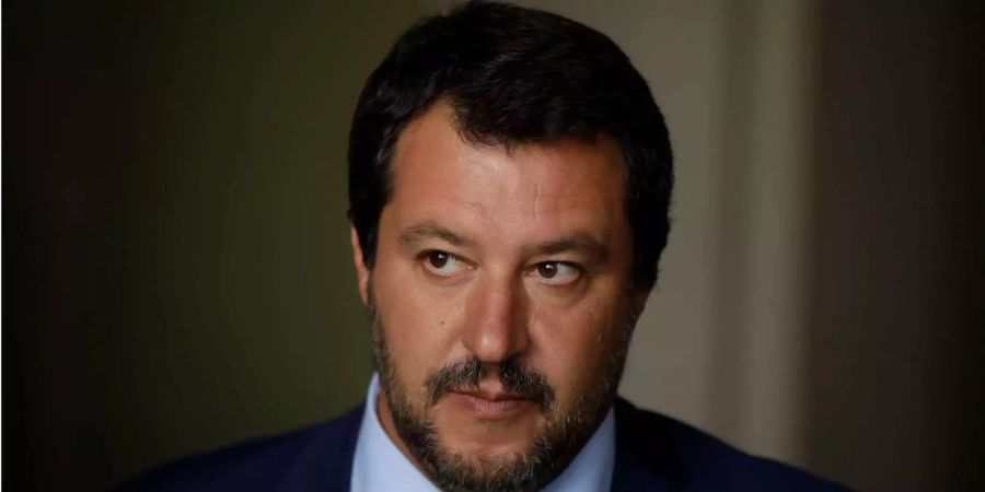 Matteo Salvini blickt mit ernster Mine.