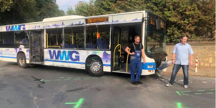 Ein Schulbus steht nach dem Zusammenstoss mit einem Lastwagen an der Unfallstelle.