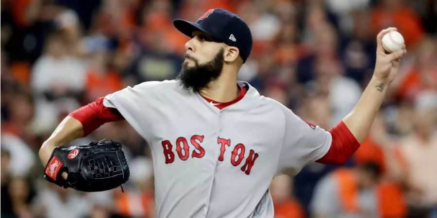 Der Pitcher der Boston Red Sox wirft im Spiel gegen die Houston Astros.