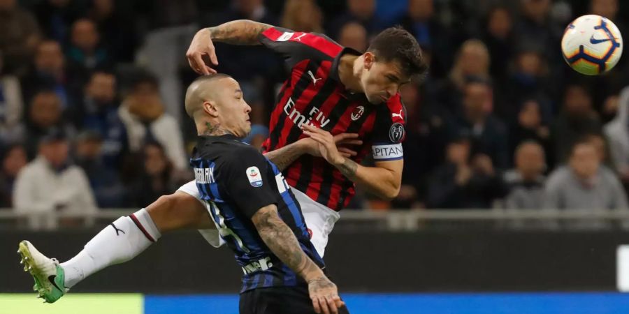 Radja Nainggolan (l) von Inter Mailand,  und Alessio Romagnoli vom AC Mailand, kämpfen um den Ball.