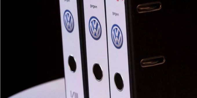 Akten zu einer Klage gegen den VW-Konzern während einer Pk auf einem Tisch. Akten zu einer Klage gegen den VW-Konzern während einer Pk auf einem Tisch.