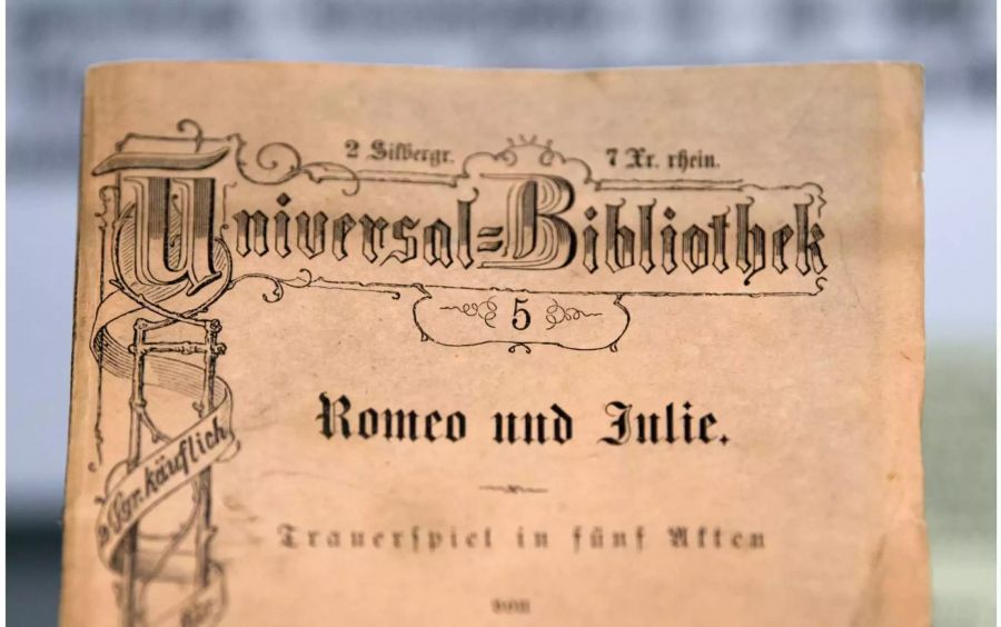 Die Ausgabe Nummer 5 der Reclam-Hefte mit «Romeo und Julie» von 1865 ist in der Ausstellung des Reclam-Museums in Leipzig zu sehen.