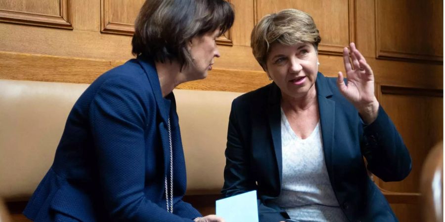 Viola Amherd spricht mit Bundesrätin Doris Leuthard an der Herbstsession 2018 im Nationalrat.