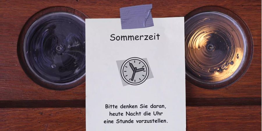 An der Tür eines Hotels wird daran erinnert die Uhren auf Sommerzeit umzustellen.