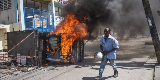 Demonstranten zündeten bei einem Protest gegen Korruption in Haiti einen Lastwagen an. Dominikanische Republik