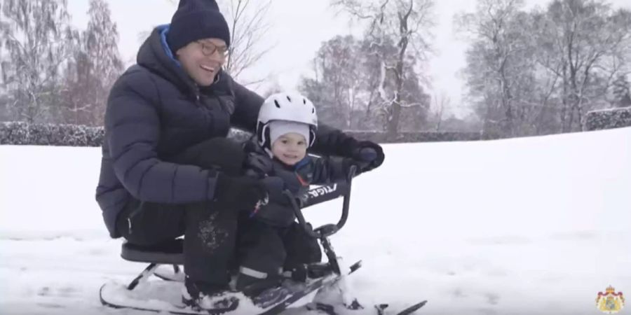 So lustig haben es die schwedischen Royals im Schnee.