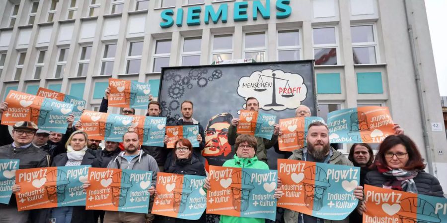 Vor wenigen Tagen standen mehrere Siemens-Mitarbeiter mit Protestplakaten vor dem Siemens-Turbomaschinen-Werk.