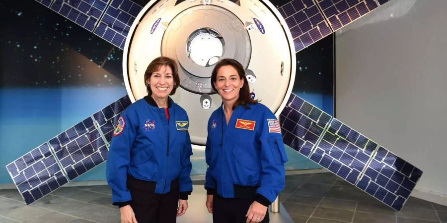 Die NASA Astronautinnen Ellen Ochoa (l) und Nicole Mann stehen in Bremen vor einem Modell der Raumfähre «Orion».