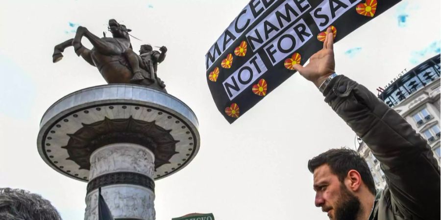 «Mazedonien – der Name ist nicht zu verkaufen» verkündet ein Demonstrant auf seinem Schild