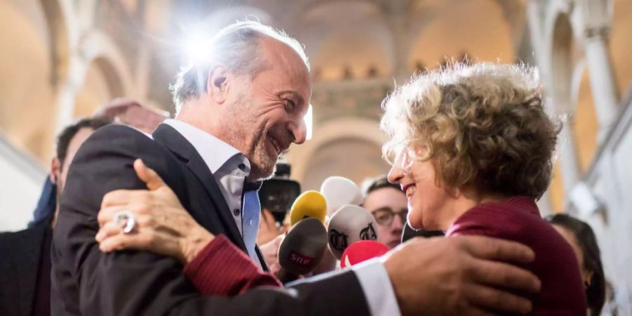 Der Nicht-Gewählte Filippo Leutenegger (FDP) gratuliert der Wieder-Gewählten Stadtpräsidentin Corine Mauch (SP) im Stadthaus Zürich.