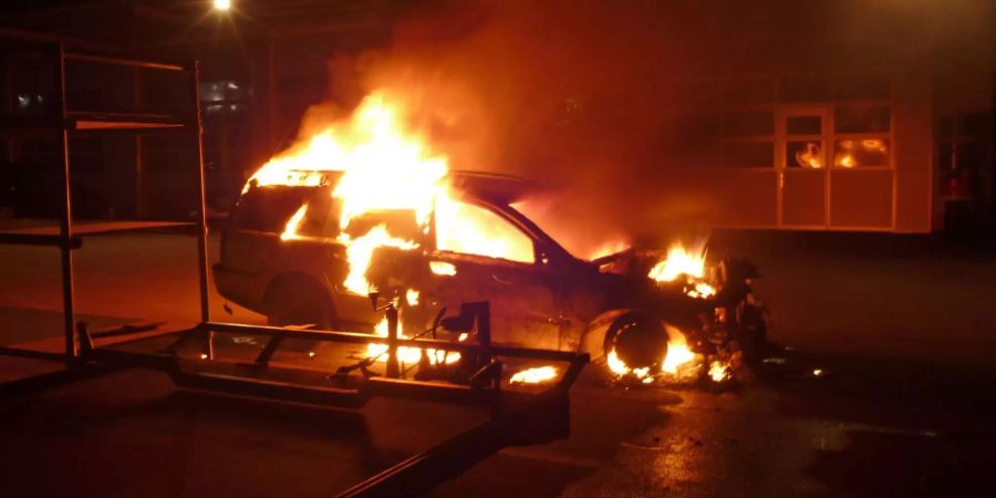 Ein Auto in Kreuzlingen TG brannte aus.