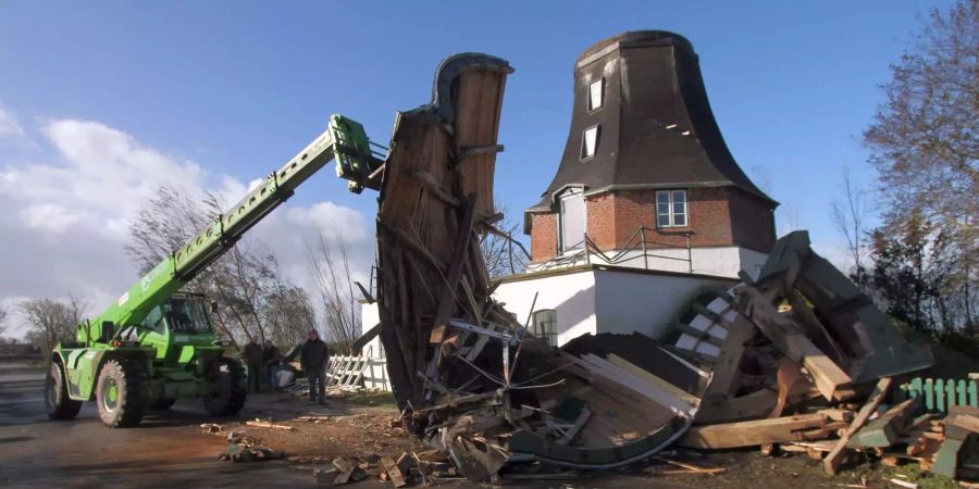 Arbeiter bergen Trümmer der im Jahre 1786 erbauten Mühle «Catharina» in Oldenswort (Schleswig-Holstein). Die Mühle wurde in der Nacht vom Sturmtief «Herwart» teilweise zerstört.