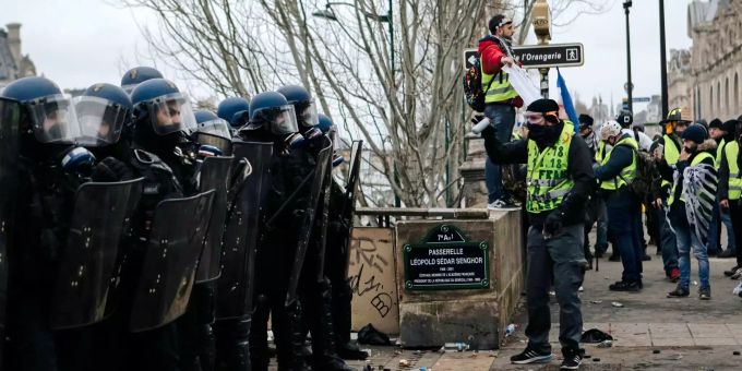 Der Lkw-Fahrer, der einen «Gelbwesten»-Demonstranten tödlich angefahren hat, ist auf der Flucht. Zusammenstösse bei erneuten «Gelbwesten»-Protesten.