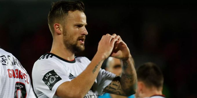 Haris Seferovic formt nach seinem Treffer für Benfica ein Herz mit den Händen. Haris Seferovic